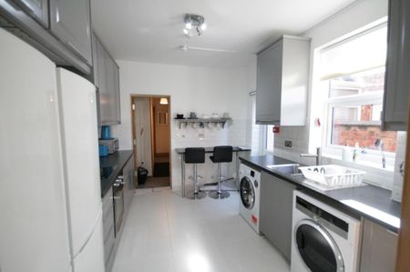 1 bedroom in a house share to rent - Photo 2