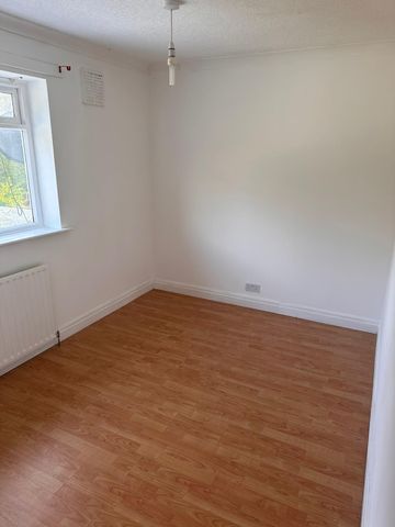 Spenser Avenue - Photo 4