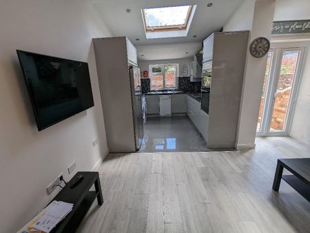 Room in a Shared House, Palmer Park Avenue, RG6 - Photo 4