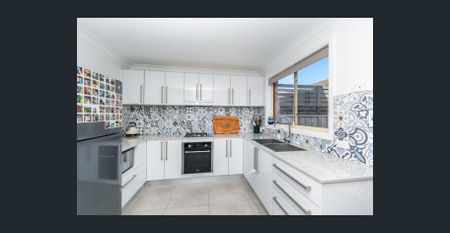 Beautifully Renovated Townhouse! - Photo 2