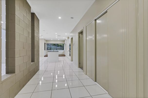 Large Family Home in a Great Street - Pool Maintenance Included! - Photo 1