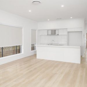 Stunning Greenbank Retreat: Immaculate 4 Bedroom House for Rent - Photo 2