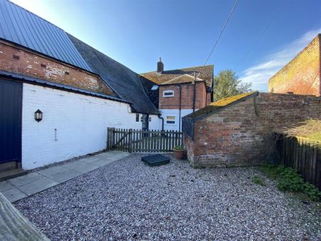 2 bedroom equestrian property to rent - Photo 4