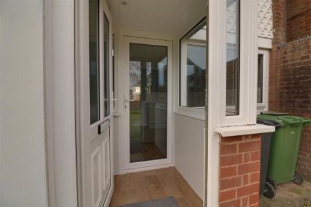 2 bedroom end of terrace house to rent - Photo 3