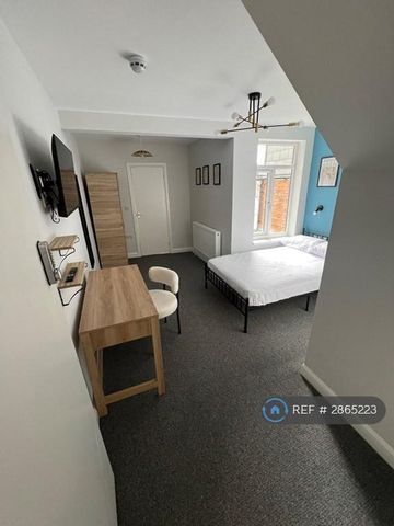 1 bedroom in a house share to rent - Photo 3