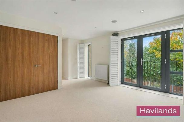 Henrietta Gardens, N21 - Photo 1