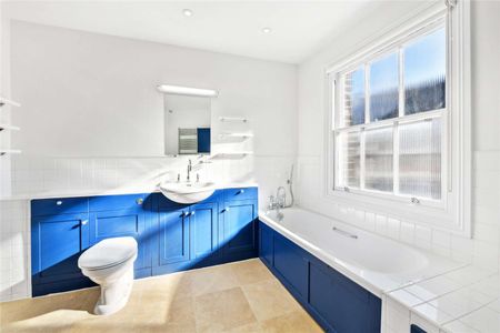 A spacious and bright split level apartment in this charming location moments from the amenities of Motcomb Street and the surrounding Knightsbridge area. - Photo 5