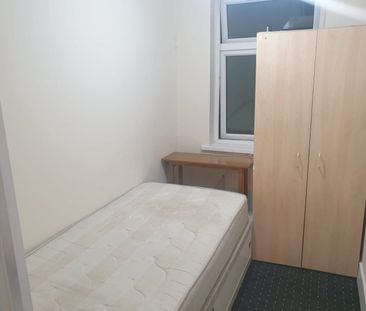 Room in a Shared House, Dersingham Avenue, E12 - Photo 1