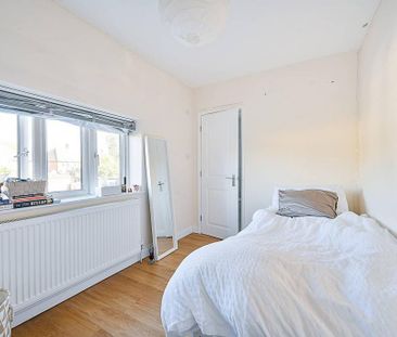 3 bedroom flat to rent - Photo 2