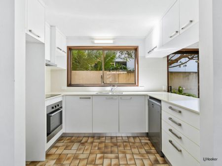 3 Bedroom Duplex on Jefferson Lane - Low-Maintenance Coastal Living - Photo 5