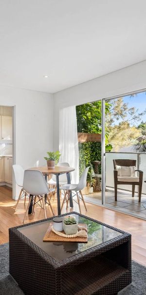 Spacious Sun-Drenched Apartment - Photo 1