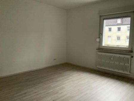 Helle 4-Zimmer-Etagenwohnung in Gelsenkirchen  96,7 m² mit Badfenster und Wanne - Photo 2