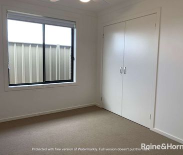 Four bedroom home in prime location! - Photo 4