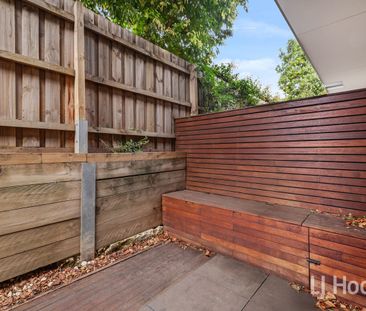 Stylish Ground-Floor Apartment with Expansive Private Courtyard – Prime Hawthorn Location - Photo 4