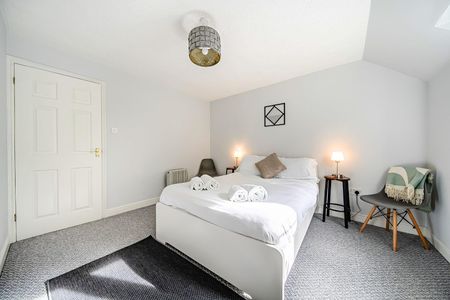 Manor House Close, Montgomery - Photo 2