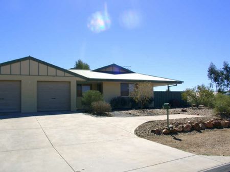 3 BEDROOM 1 BATHROOM UNIT IN LARAPINTA RECENTLY RENOVATED - Photo 2