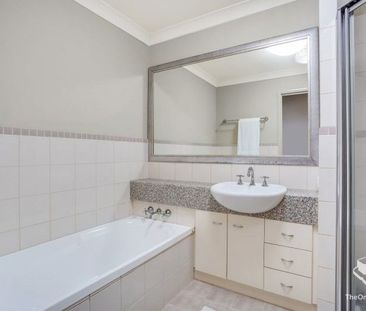 CONVENIENTLY LOCATED TOWNHOUSE IN SOUGHT AFTER ROBINA/VARSITY LAKES - Photo 1