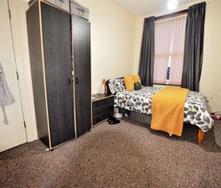 4 bedroom House in Cardigan Lane, Leeds - Photo 2