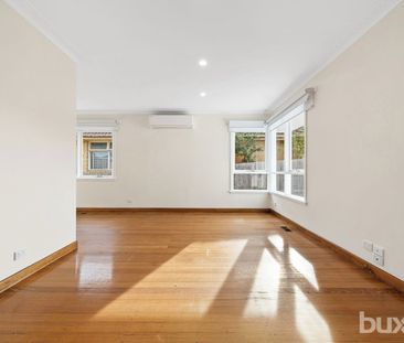 LARGE 3 BEDROOM UNIT WITH RENOVATED BATHROOM - Photo 3