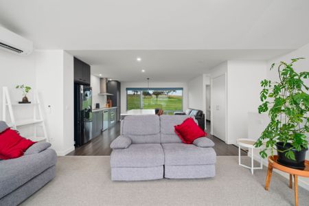Stylish, Semi-Furnished Two-Bedroom Claremont Apartment - Photo 3