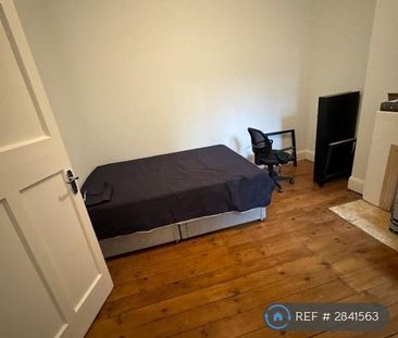 1 bedroom in a flat share to rent - Photo 3