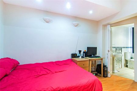 Three bedroom flat with a private garden that is ideal for sharers. - Photo 3