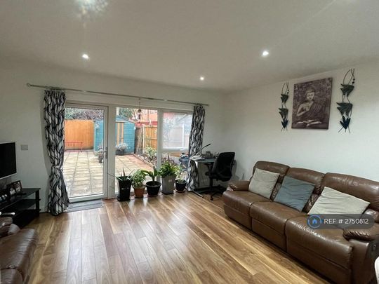 2 bedroom end of terrace house to rent - Photo 1