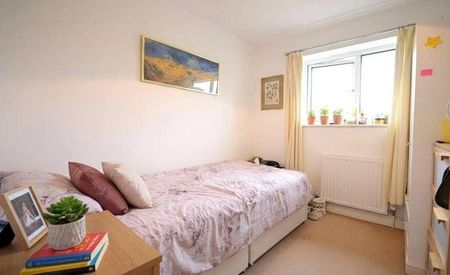 Portland Drive, Church Crookham, Fleet, Hampshire, GU52 - Photo 2