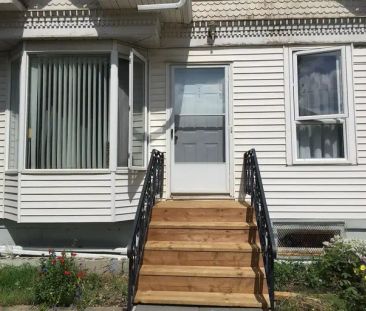 2 bedroom single house with detached double garage near to downtown... - Photo 1