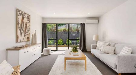 Three Bedroom Townhouse in Prime location! - Photo 4