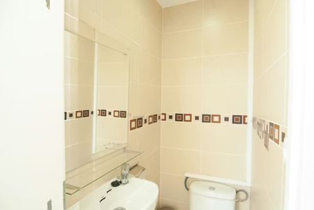 Carrer del Rosselló, L'Hospitalet de Llobregat, Catalonia 08903 - Photo 2