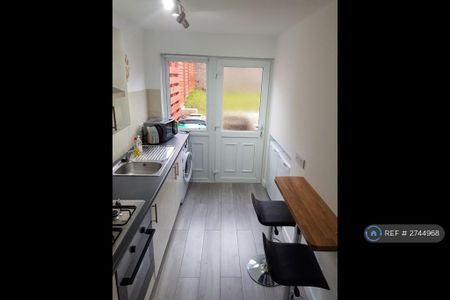 2 bedroom semi-detached house to rent - Photo 5