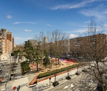 Piso de alquiler en Calle de la Infanta Mercedes, Cuatro Caminos - ... - Photo 5