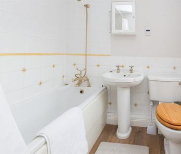 2 bedroom end of terrace house to rent - Photo 2