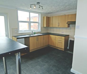 3 bedroom end of terrace house to rent - Photo 4