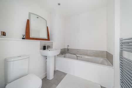 St. Johns Road, NEW MALDEN - Photo 2