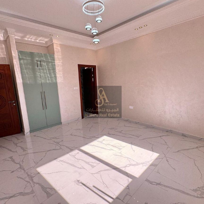 Villa for annual rent in Al Yasmin, 6 master bedro - Photo 1