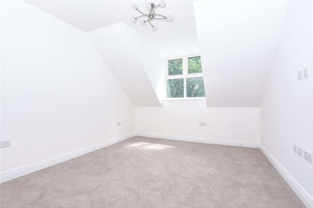 Four bedroom town house opposite Windsor Great Park in Englefield Green. - Photo 4