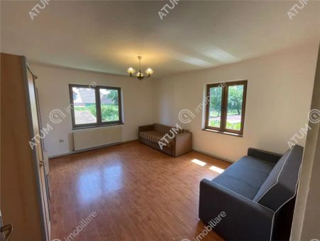 De inchiriat apartament cu 3 camere decomandate si curte comuna situat la etajul 1 al unei case din zona Tiglari Sibiu - Photo 3