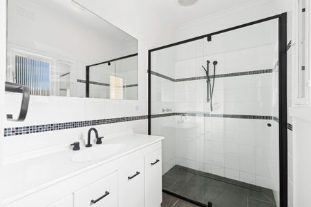 Picture Perfect - Tree Lined Street, Charming Two Bedroom Home - Photo 4