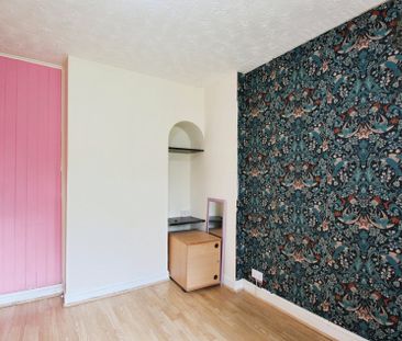 3 bed semi-detached house to rent in Great West Road, Hounslow, TW5 - Photo 2