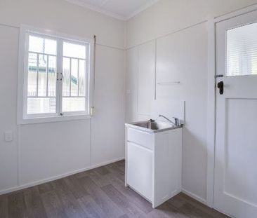 Neat and Tidy Home in Booval! - Photo 1