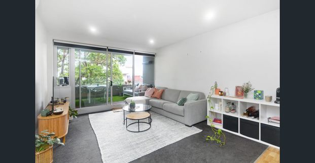 Open Plan Living In The Heart Of Windsor *Furnished* - Photo 1