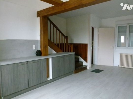 (LOC 2) Maison d'habitation entrée, salon, cuisine, 2 chambres, salle d'eau, WC, garage, jardin - Photo 1