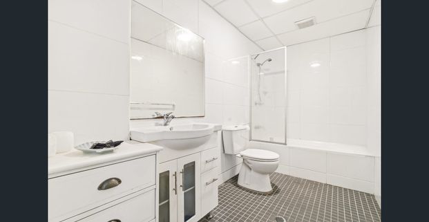 Comfortable ground floor living in a quiet street setting - Photo 1