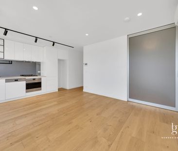 Stylish & Light-Filled Apartment - Photo 4