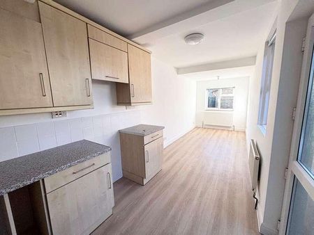 Glebe Road, Egham, TW20 - Photo 5