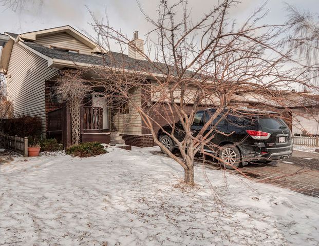 Spacious 1 room of a two storey home in a quiet neighborhood | 20 Templebow Way NE, Calgary - Photo 1