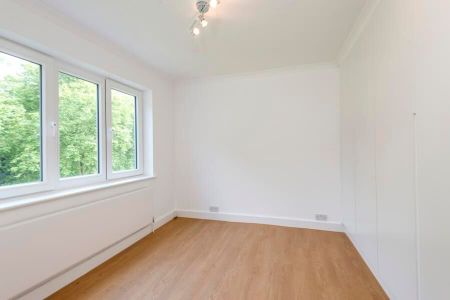 6 Bedroom Detached To Let - Photo 3