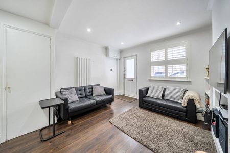 Primrose Gardens, Bushey, WD23 - Photo 3